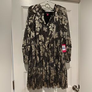 Vince Camuto dress.XL.New w/ tags. Black liner, black and metallic gold pattern.